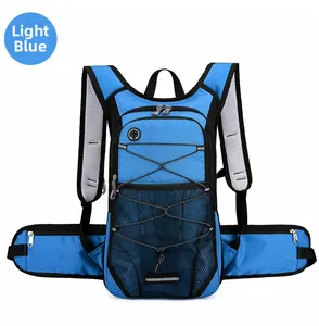 Detailansicht eines hellblauen Fahrradrucksacks mit verstellbaren Gurten und Mesh-Gewebe
