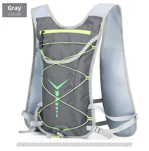 Dettaglio dello zaino grigio da ciclismo con spallacci in mesh e struttura in nylon ripstop