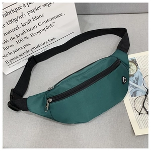 Détail du sac banane vert foncé avec port d'écouteurs et boucle à dégagement rapide