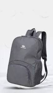 Dettaglio zaino grigio scuro leggero con spallacci in mesh traspirante e logo Vanaheimr
