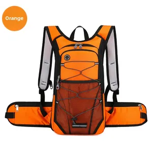 Details des orangefarbenen Trinkrucksacks mit atmungsaktivem Mesh und Gummizügen