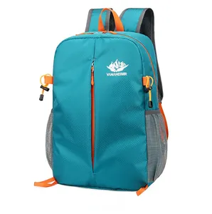 Vue latérale du sac à dos de randonnée pliable en bleu avec des accents orange vifs