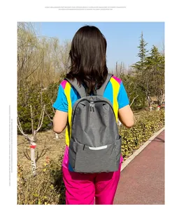Détail d'un sac à dos gris réfléchissant en tissu imperméable avec fermetures éclair