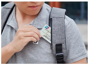 Détail de la poche cachée sur la bandoulière du sac à dos gris pour ordinateur