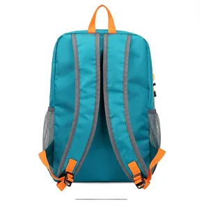 Détail du sac à dos extérieur sarcelle avec accents orange et texture ripstop diamant