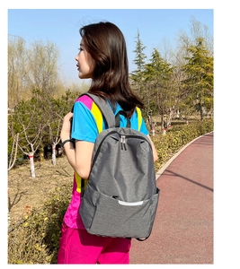 Photo en extérieur d'un sac à dos réfléchissant gris avec bretelles réglables
