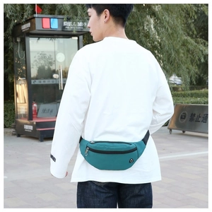 Outdoor-Aufnahme der grünen Sport-Gürteltasche mit schwarzem Gurt und glattem Zipper