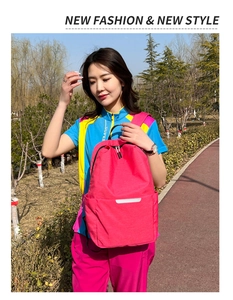 Vue extérieure d'un sac à dos réfléchissant rose rouge avec bande de sécurité et poches