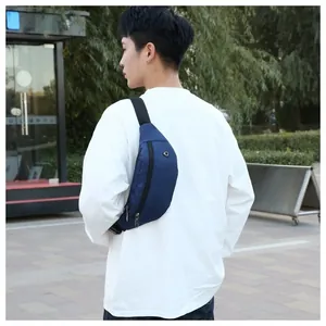 Detail einer dunkelblauen Nylon-Sport-Gürteltasche mit Kopfhörerloch und verstellbarem Gurt