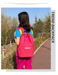 Détail du sac à dos rose fuchsia avec bande réfléchissante de sécurité grise et zips