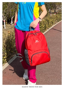 Dettaglio zaino outdoor rosso con logo Vanaheimr e pratica tasca laterale in rete