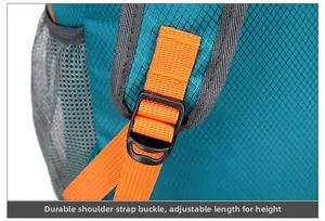 Vue macro de la boucle réglable et de la sangle orange solide sur le sac de randonnée