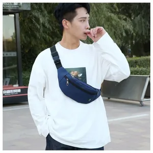 Détail du sac banane de sport bleu foncé avec sangle réglable et tissu résistant