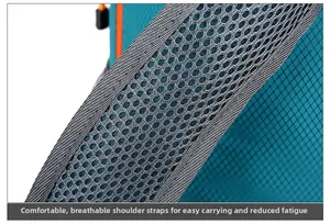 Détail des bretelles en maille respirante grise sur le sac à dos pliant extérieur bleu