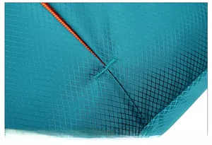 Détail du tissu en nylon ripstop bleu avec des coutures de renfort orange durables