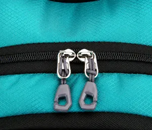 Detailansicht der robusten Zwei-Wege-Reißverschlüsse und rutschfester Griffe am Rucksack