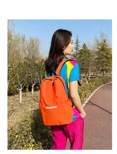 Vue extérieure du sac à dos orange réfléchissant avec grande capacité et confort