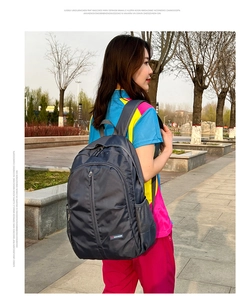 Dettaglio di uno zaino in nylon impermeabile grigio scuro con due tasche anteriori zip