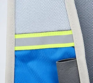 Μακροεντολή λεπτομέρεια αναπνεύσιμου ιμάντα με ανακλαστική λωρίδα υψηλής ορατότητας τη νύχτα