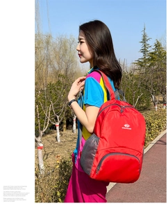 Zaino outdoor rosso con tasca laterale in rete e tessuto leggero ad alta resistenza