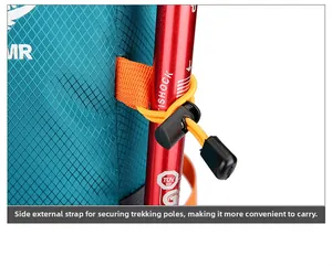 Détail du tissu ripstop bleu avec sangle orange et cordon tenant un bâton de randonnée