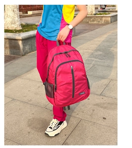 Dettaglio dello zaino pieghevole rosso rosa in nylon ripstop resistente ad alta capacità