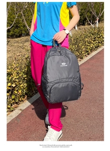 Dettaglio dello zaino outdoor grigio con tessuto antistrappo e tasche laterali a rete