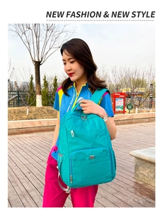 Vue détaillée du sac à dos léger turquoise avec poches latérales en filet sur modèle