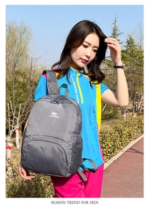 Zaino sportivo outdoor in nylon ripstop grigio scuro con tasca laterale a rete