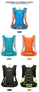 Dettaglio di cinque zaini da ciclismo 12L multicolore con strisce riflettenti e schienale mesh