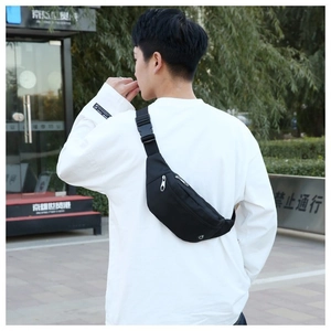 Détail de la bandoulière réglable en nylon et de la boucle rapide du sac banane de sport