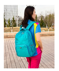 Détail du sac à dos en nylon cyan résistant à l'eau avec poches latérales en filet