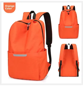 Vue détaillée du sac à dos orange réfléchissant avec tissu imperméable et rembourrage