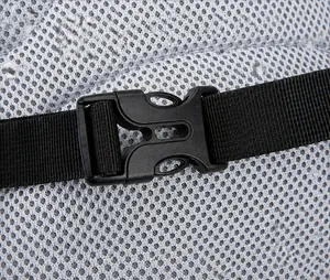 Detail der schwarzen Kunststoffschnalle auf grauem, atmungsaktivem 3D-Netzgewebe für Rucksack