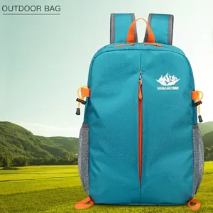 Sac à dos de randonnée pliable bleu cyano avec grande capacité et texture ripstop
