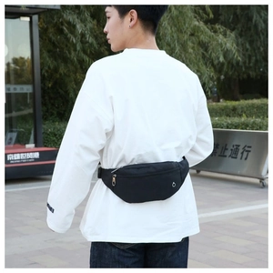 Outdoor-Aufnahme einer schwarzen Nylon-Gürteltasche, getragen von einem Modell