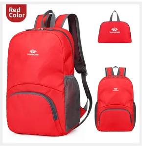 Dettaglio macro dello zaino ripiegabile rosso leggero in nylon resistente e spalline