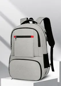 Détail d'un sac à dos isotherme gris en tissu Oxford avec port USB et accents rouges stylés