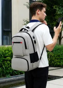 Détail d'un sac à dos isotherme gris en tissu Oxford avec port USB et poche latérale filet