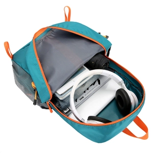 Sac à dos de randonnée pliable bleu sarcelle léger avec contraste orange et intérieur