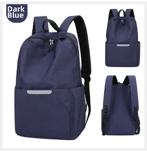 Détail du sac à dos bleu marine avec bande réfléchissante et bretelles en maille