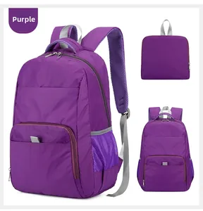 Détail du sac à dos pliable violet montrant le rangement compact et le tissu en nylon
