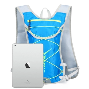 Blauer Trinkrucksack aus leichtem Nylon mit Größenvergleich neben einem iPad auf weißem Grund