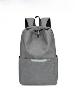 Vue de face d'un sac à dos gris minimaliste avec bande réfléchissante et tissu mat