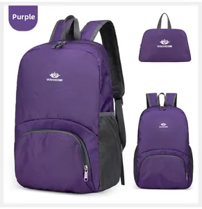 Dettaglio dello zaino viola in nylon impermeabile che mostra il design pieghevole compatto
