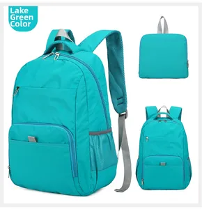 Détail du sac à dos pliable vert lac avec compartiment et poches filet latérales