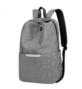 Vue latérale du sac à dos gris réfléchissant avec bretelles en maille respirante
