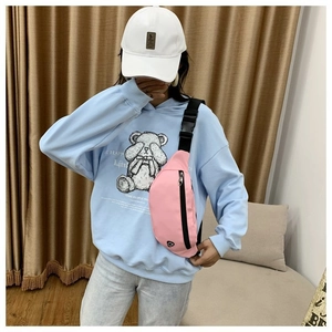 Gros plan détaillé d'un sac banane de sport rose imperméable avec sangle sur un mannequin