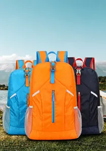 Dettaglio di tre zaini outdoor pieghevoli leggeri con trama in tessuto ripstop