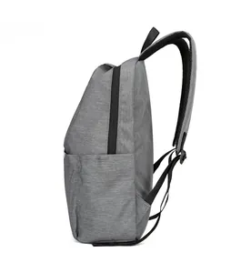 Vue latérale montrant les bretelles en maille respirante et la texture grise du sac à dos
